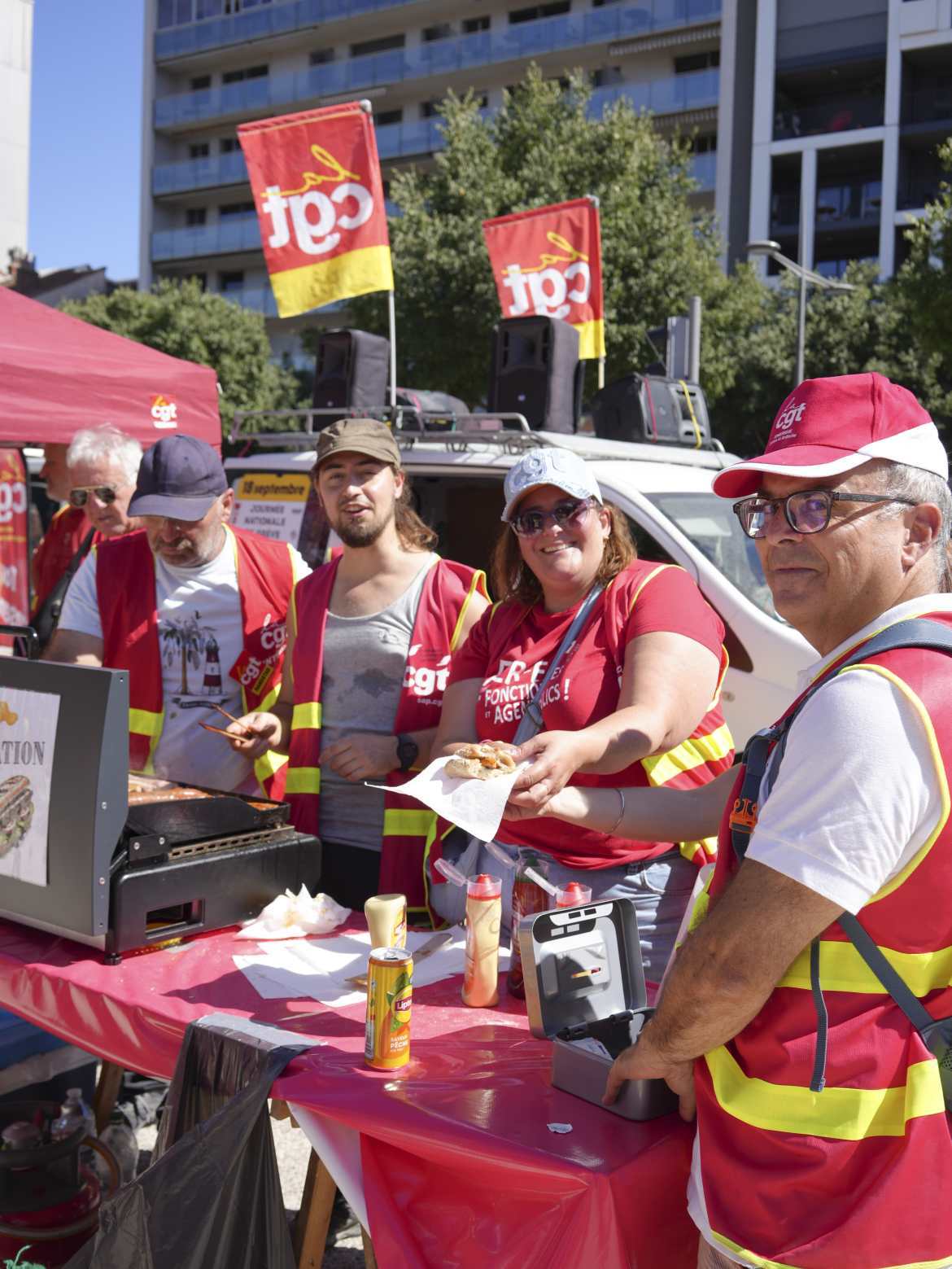 Ensemble pour la justice fiscale et sociale - les sacrifices pour les travailleur.se.s ça suffit !